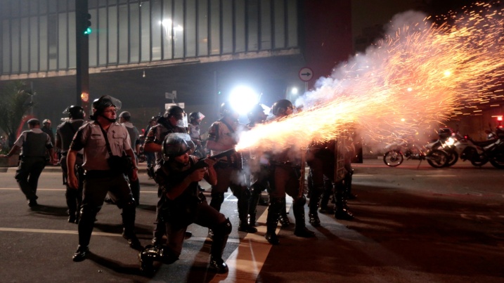11jun2013---policial-dispara-bomba-contra-manifestantes-durante-protesto-na-avenida-paulista-em-sao-paulo-contra-o-aumento-das-tarifas-de-transporte-publico-1371017169168_1920x1080